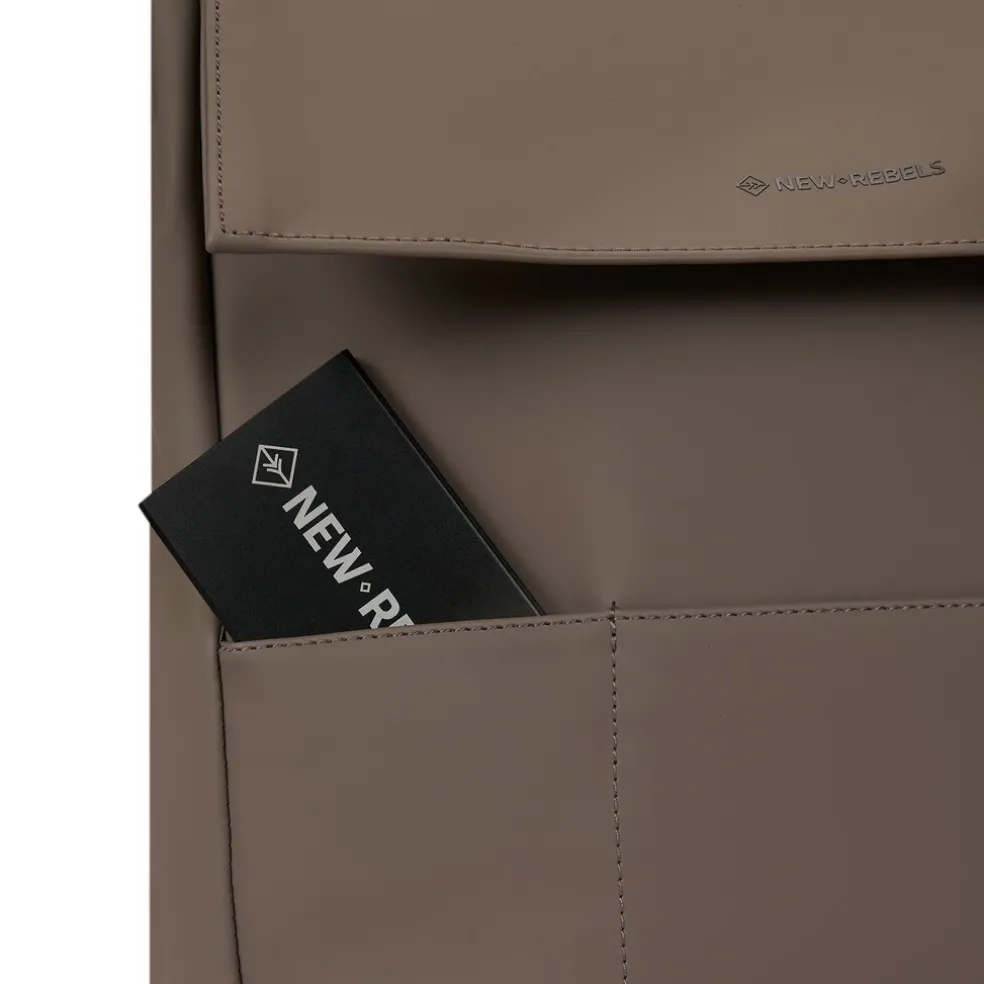 New Rebels Omar Lincoln Taupe 17L Rucksack mit Klappe Wasserabweisend Laptop 15.6"